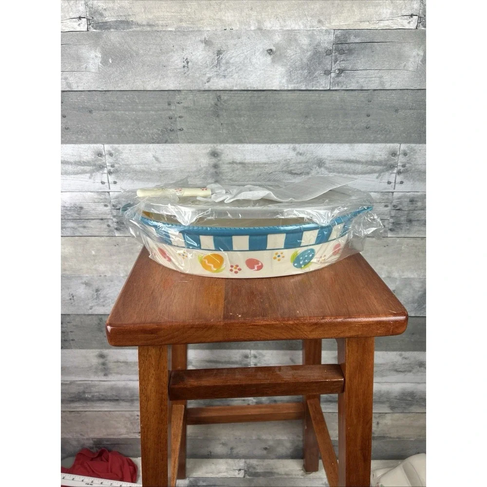 Temp-Tations Old World Edd Hunt 3QT Carole Dish W/ Stand Lid And Carrying Case